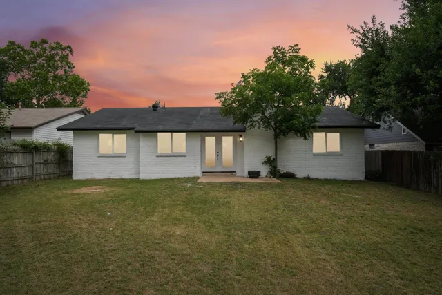 a view of a house with a backyard