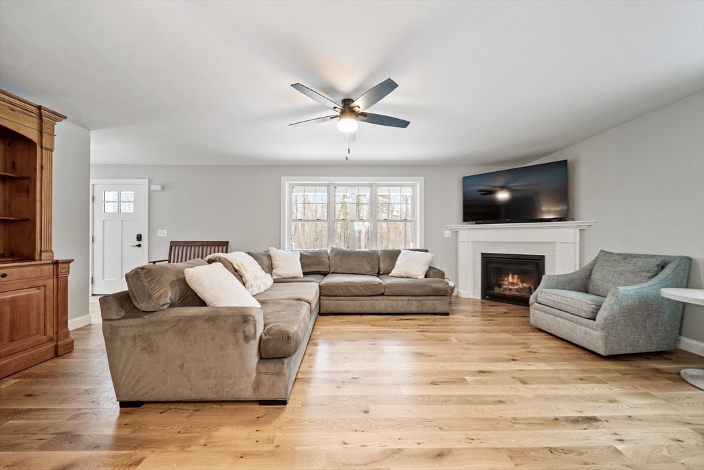 2 Mapleton Road Merrimac, MA 01860 - Photo 3 of 35