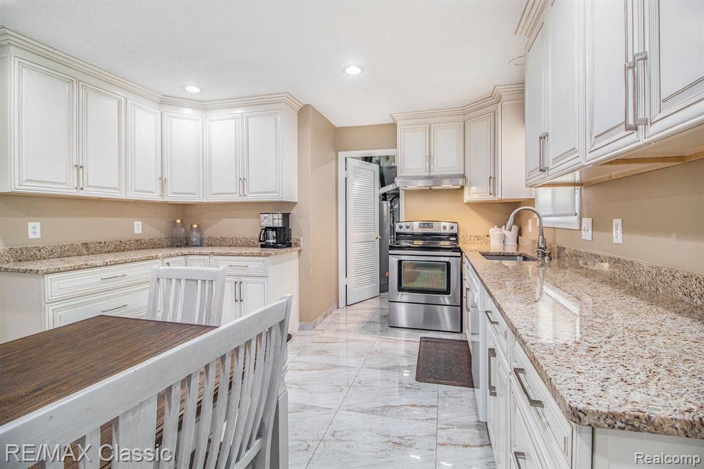 558 Ridge Road Walled Lake, MI 48390 - Photo 12 of 27