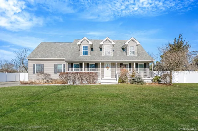 $729,000 | 4 Danamarie Lane, East Patchogue, NY 11772