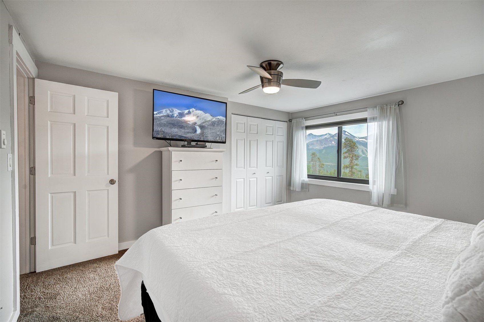 52 Club House Road, Unit 44 Breckenridge, CO 80424 - Photo 14 of 28 a bedroom with a bed and a flat screen tv