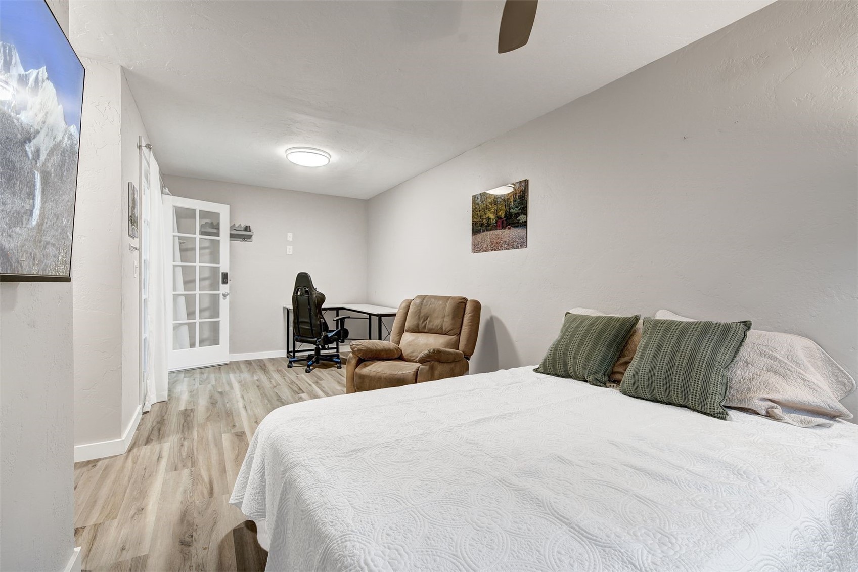52 Club House Road, Unit 44 Breckenridge, CO 80424 - Photo 20 of 28 a bed room with two bed and a chair