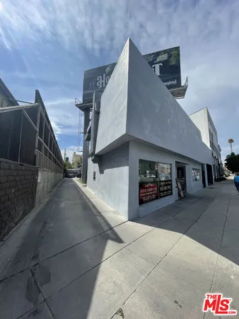 $1,995 | 4327 Lankershim Boulevard, North Hollywood, CA 91602