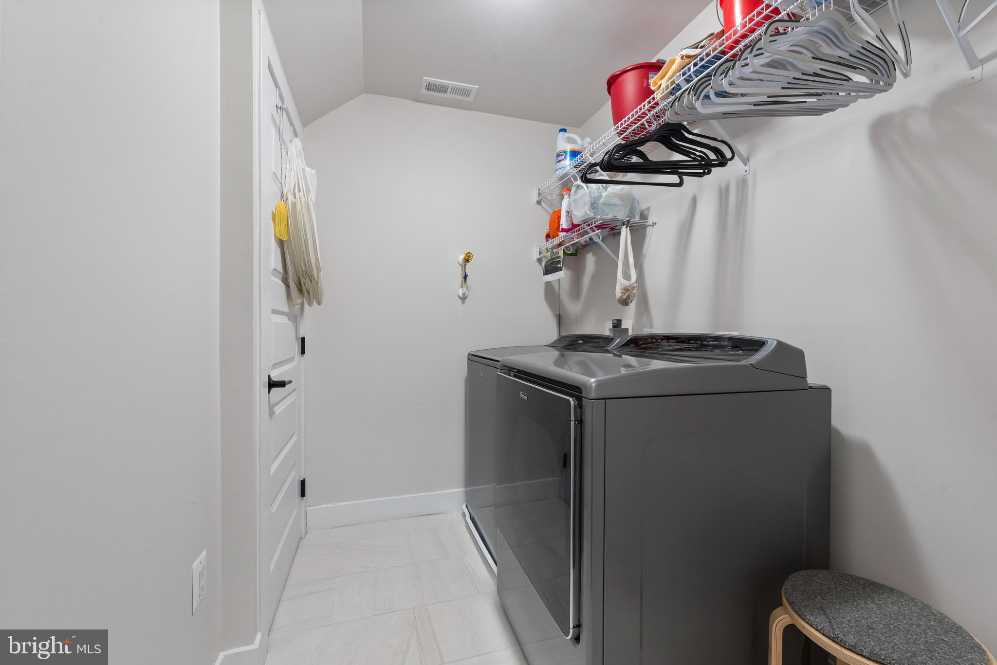 922 South Streeper Street Baltimore, MD 21224 - Photo 19 of 33 a utility room with dryer and washer