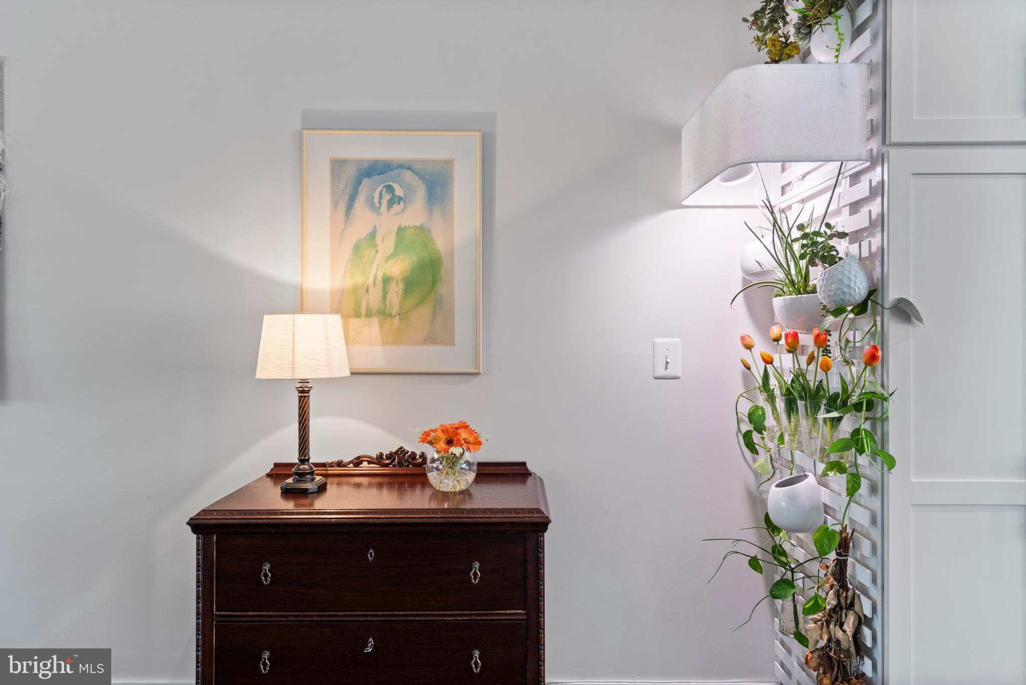 922 South Streeper Street Baltimore, MD 21224 - Photo 6 of 33 a vase of flowers sitting on a table