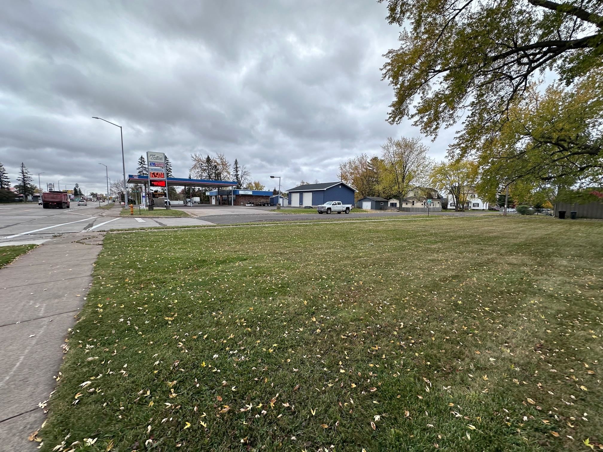 5634 Tower Avenue Superior, WI 54880 - Photo 4 of 7 View of green lawn