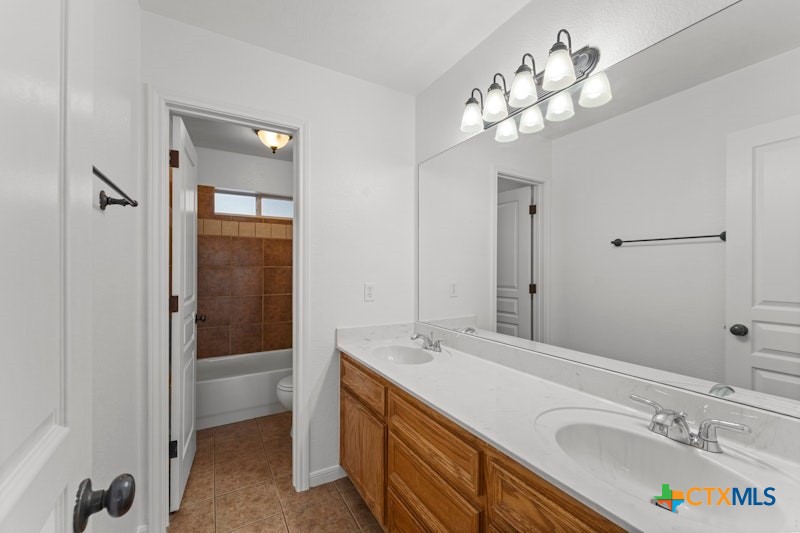 456 County Road 4711 Kempner, TX 76539 - Photo 20 of 31 a bathroom with a tub a sink and a mirror