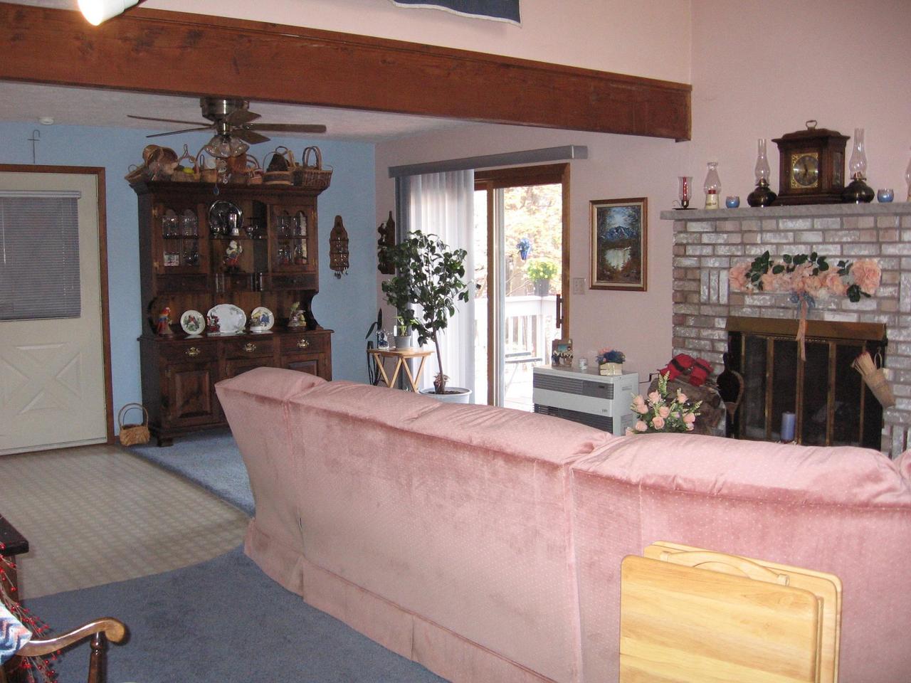 509 Saunders Drive Bushkill, PA 18324 - Photo 9 of 10 Living Room