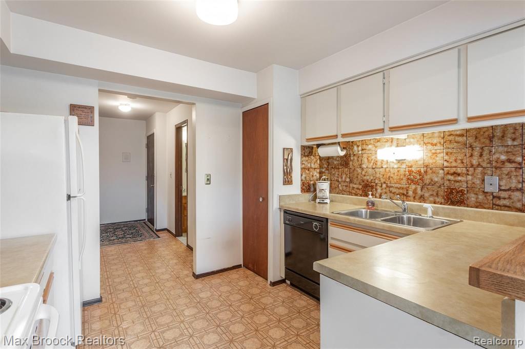 1695 Riverside Drive, Unit 12 Rochester Hills, MI 48309 - Photo 9 of 29