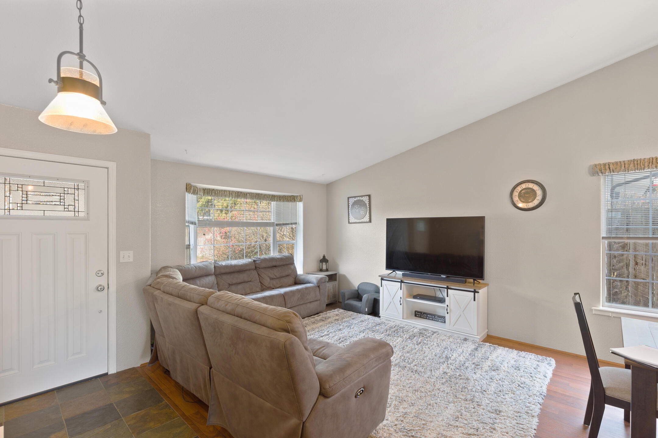 3070 Delta Waters Road Medford, OR 97504 - Photo 8 of 28 Living Room