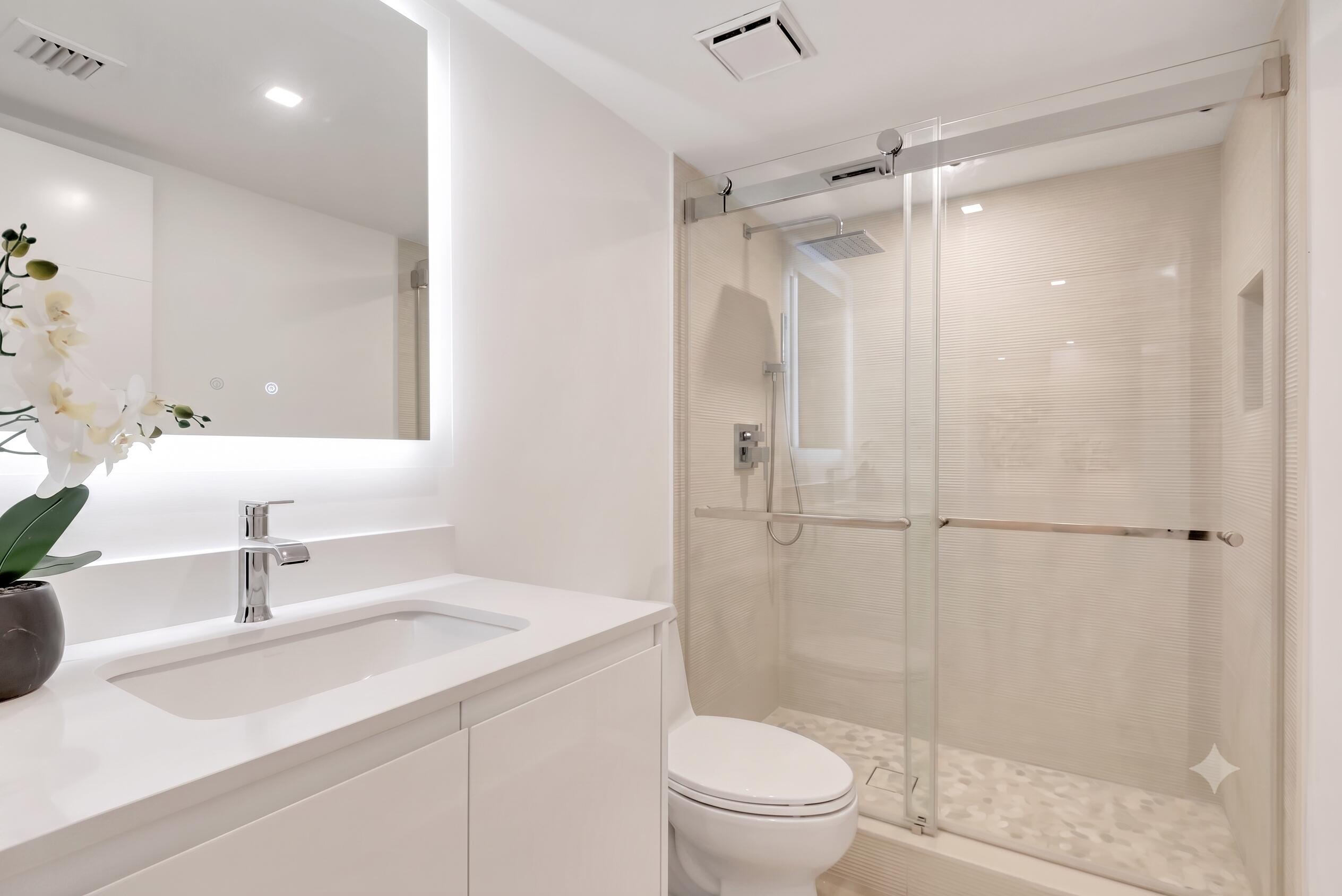 6797 Willow Wood Drive, Unit 6056 Boca Raton, FL 33434 - Photo 5 of 33 Guest Bathroom