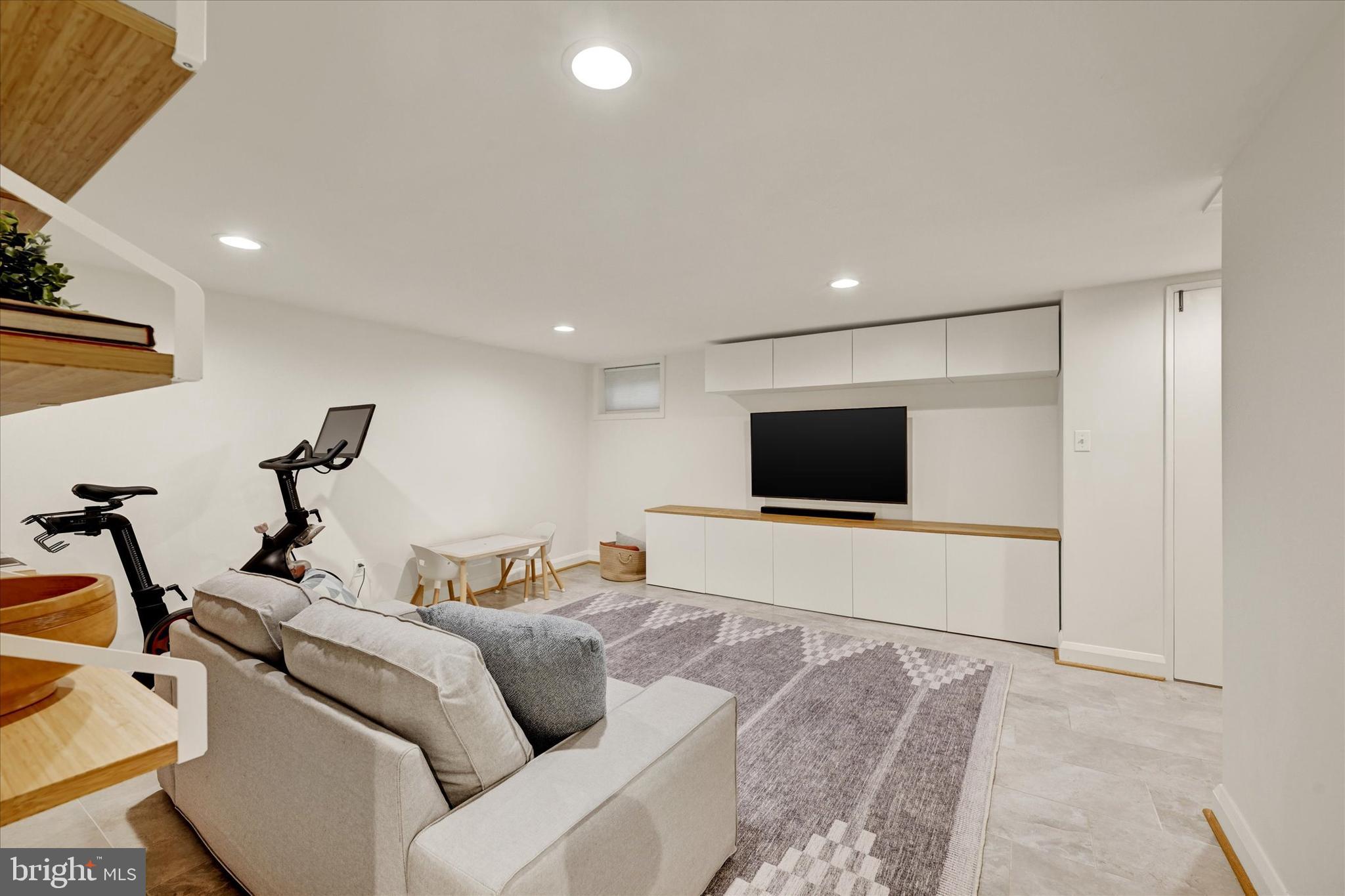 436 Old Trail Baltimore, MD 21212 - Photo 18 of 32 a living room with furniture and a flat screen tv