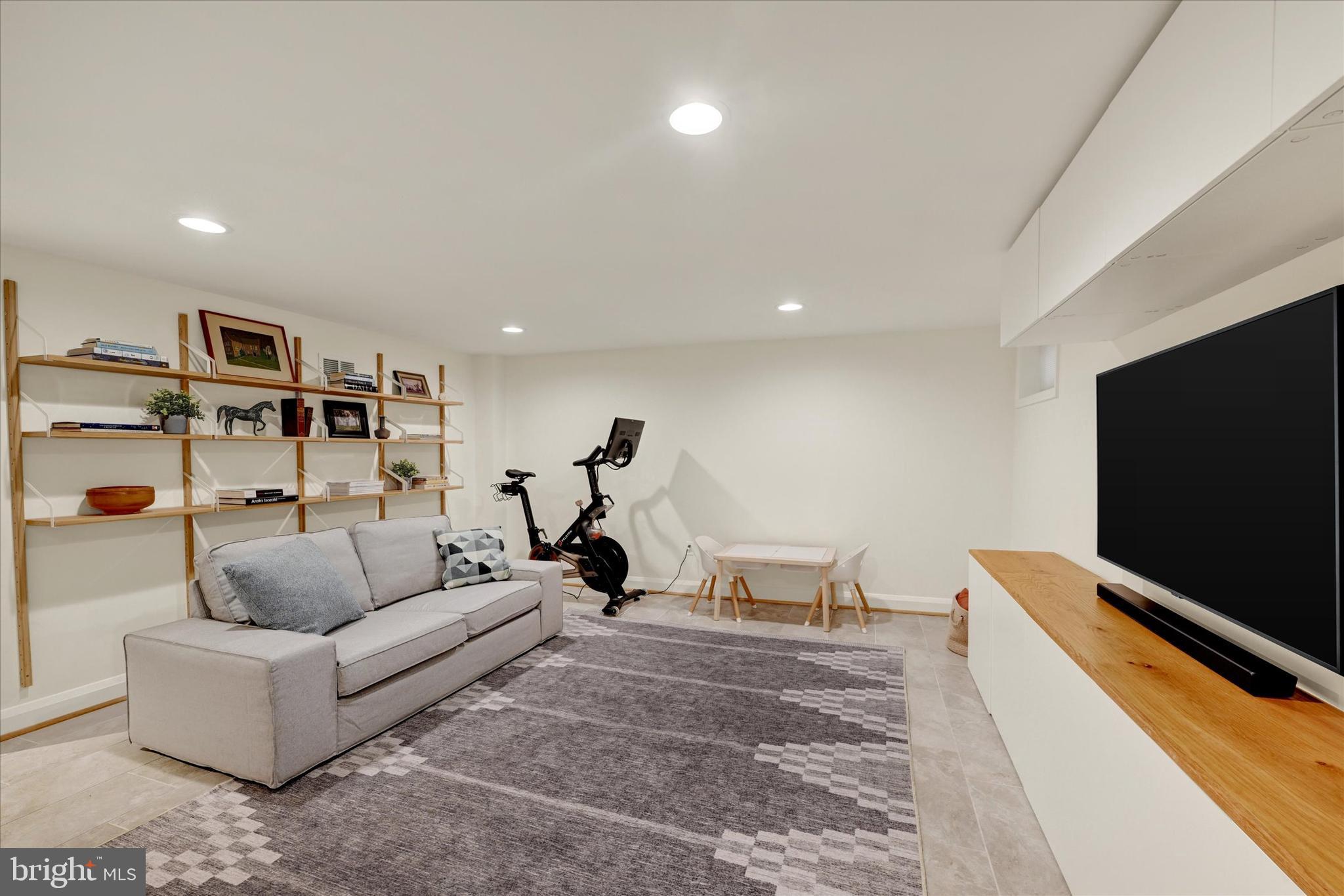 436 Old Trail Baltimore, MD 21212 - Photo 20 of 32 a living room with furniture and a flat screen tv