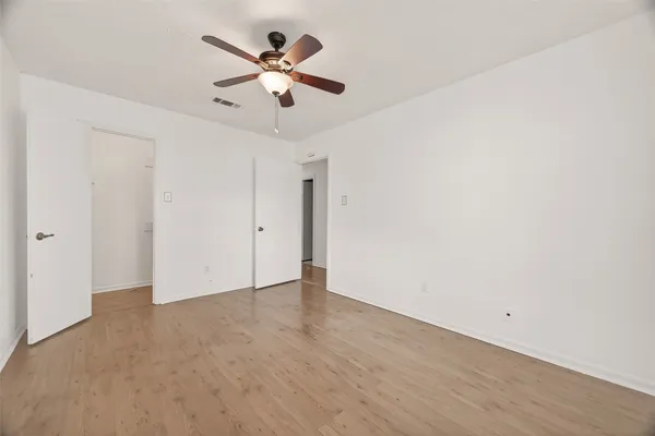 a view of livingroom with furniture