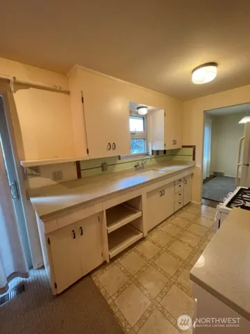 $2,800 | 15541 Palatine Avenue North, Shoreline, WA 98133