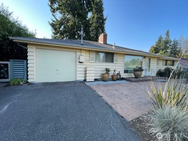 $2,800 | 15541 Palatine Avenue North, Shoreline, WA 98133