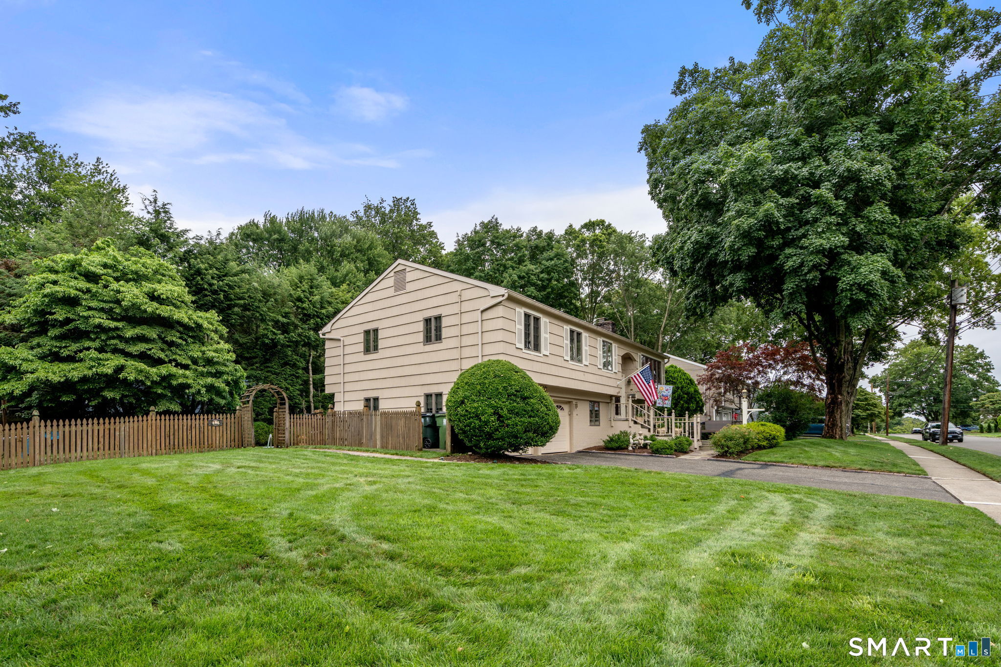 208 Sigwin Drive Fairfield, CT 06824 - Photo 4 of 40 Gallery Image 4