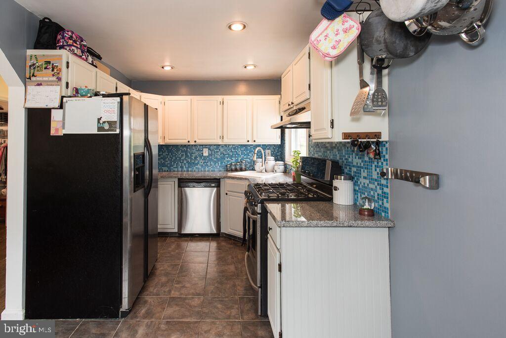 34 Wengate Road Owings Mills, MD 21117 - Photo 5 of 12 Modern kitchen with granite