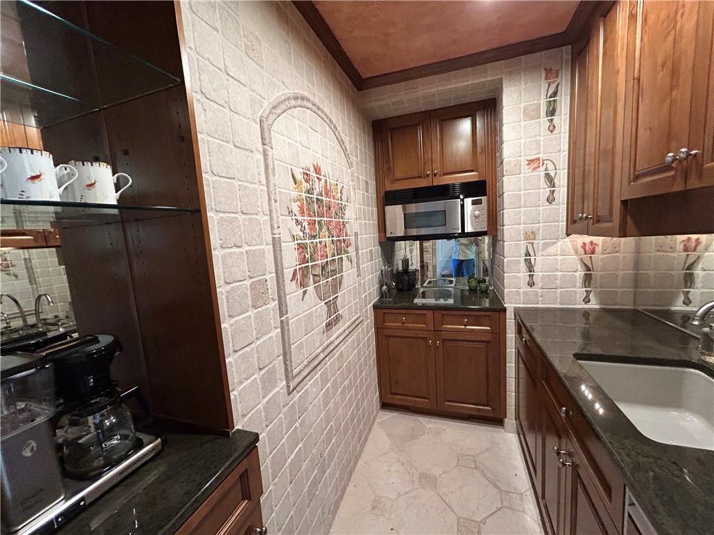 5049 Wornall Road, Unit 1E Kansas City, MO 64112 - Photo 5 of 16 Gallery Image 5