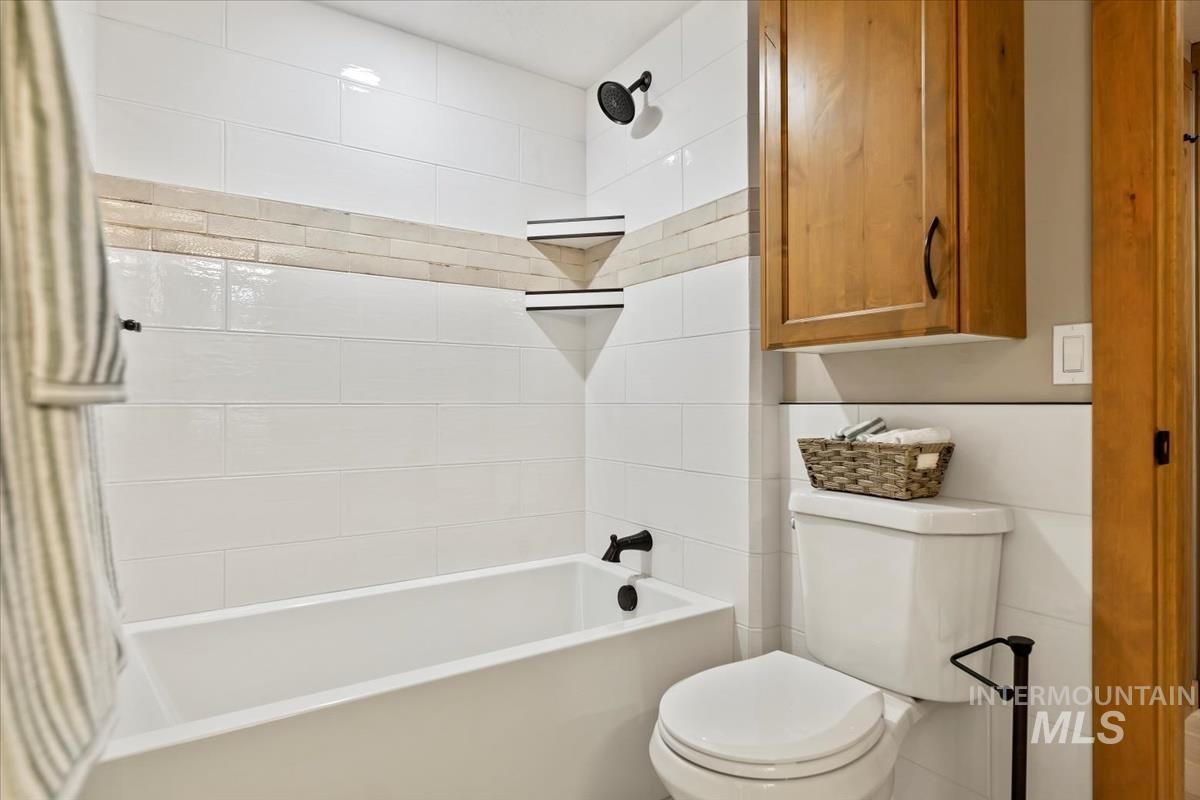 79 East Aikens Road, Unit 202 Eagle, ID 83616 - Photo 30 of 47 Full bath featuring shower combination and toilet