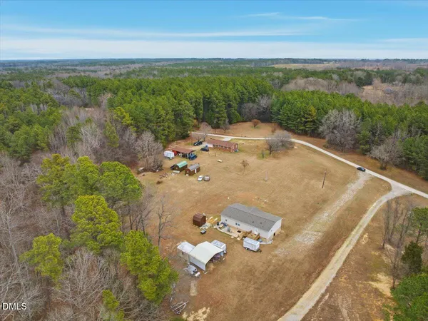 a view of a house with backyard