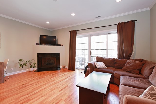 663 West Barry Avenue, Unit 2D Chicago, IL 60657 - Photo 4 of 12