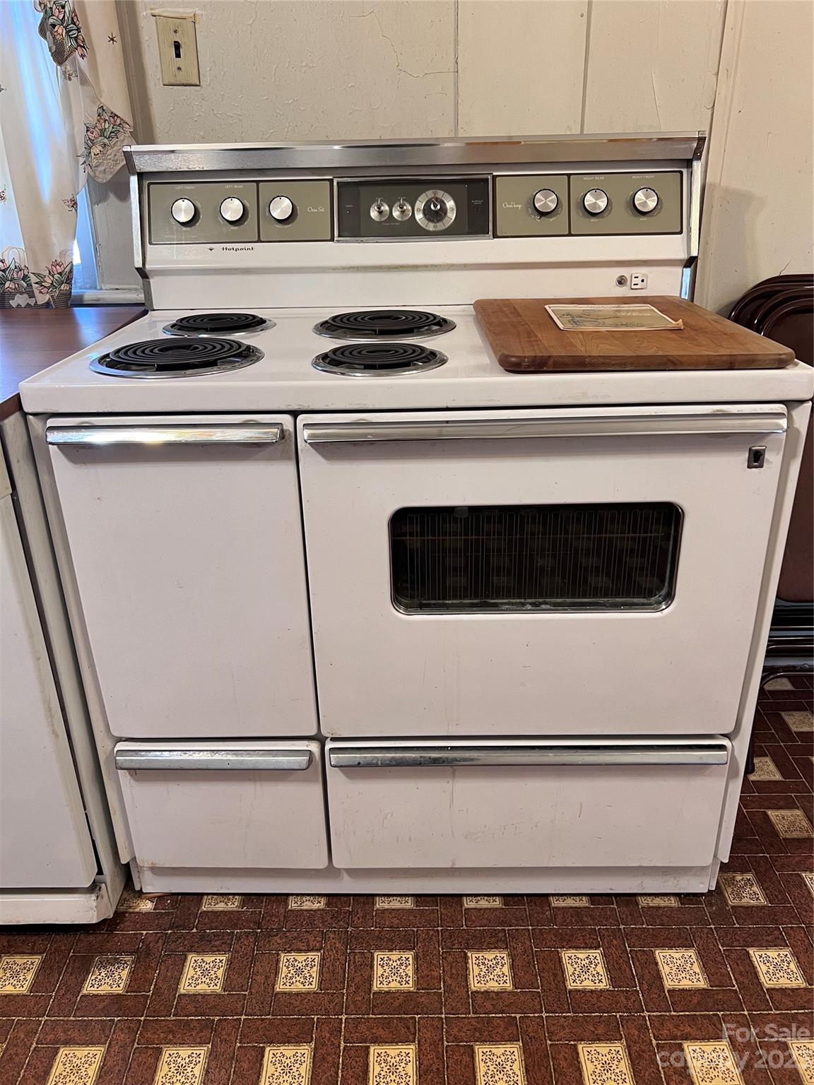 127 River Loop Road Belmont, NC 28012 - Photo 28 of 34 a close view of stove top oven