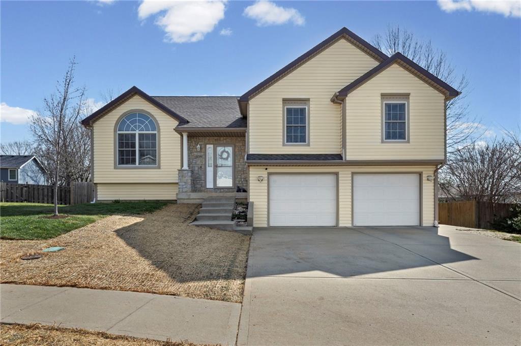 654 Holiday Lane Lansing, KS 66043 - Photo 1 of 41