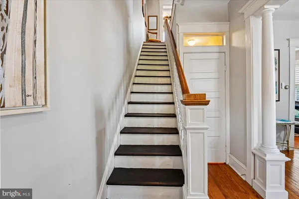 a picture of a wall with white and white walls