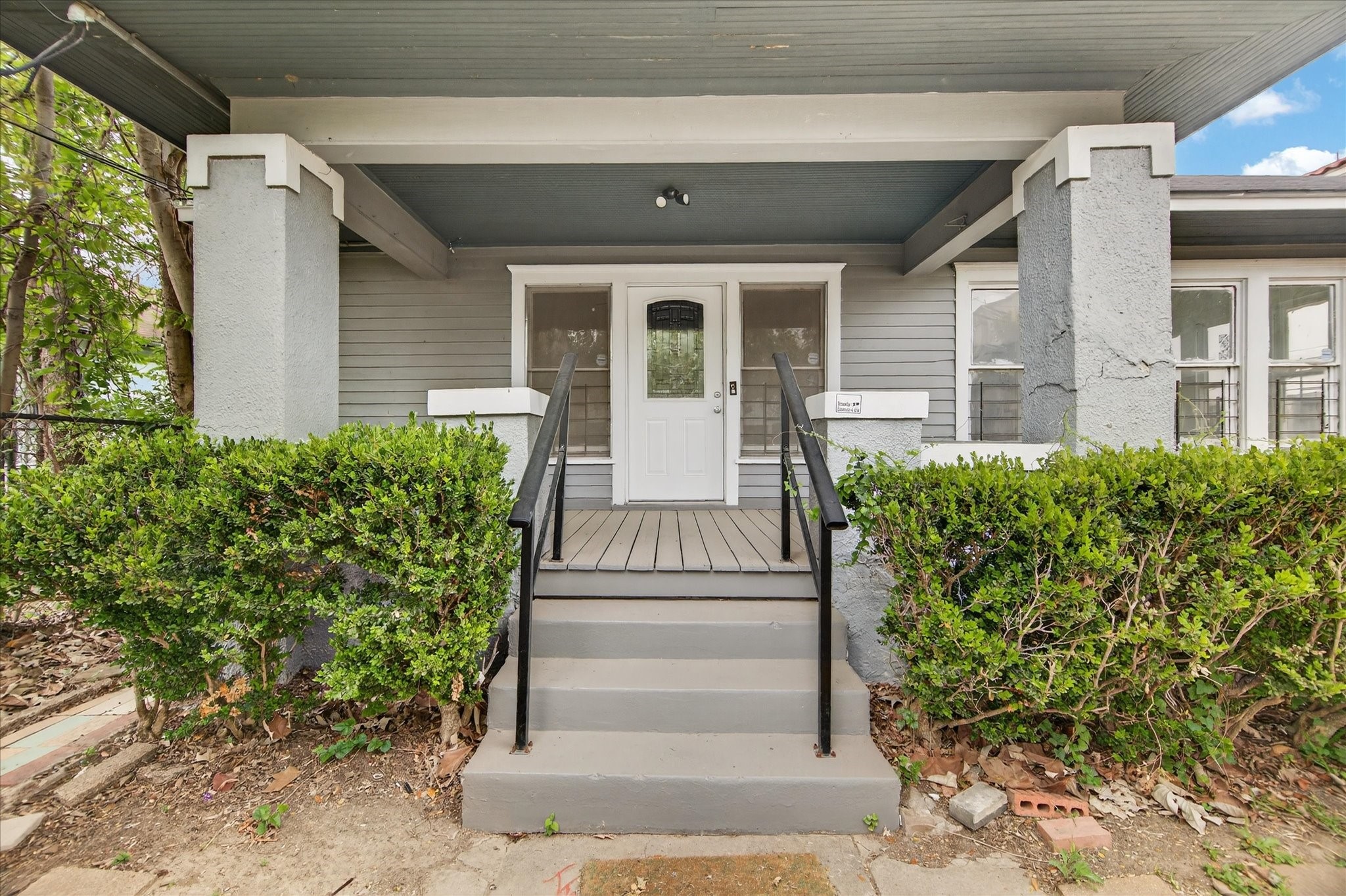 Cute Cottage in the heart of mid town