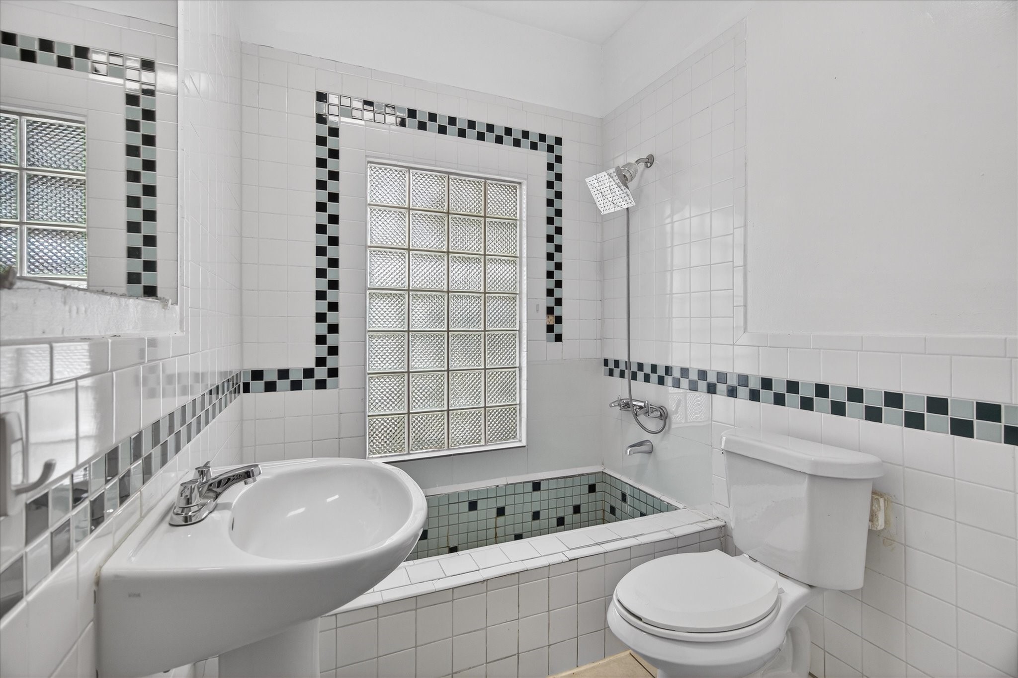 1607 Holman Street Houston, TX 77004 - Photo 21 of 24 Updated bath