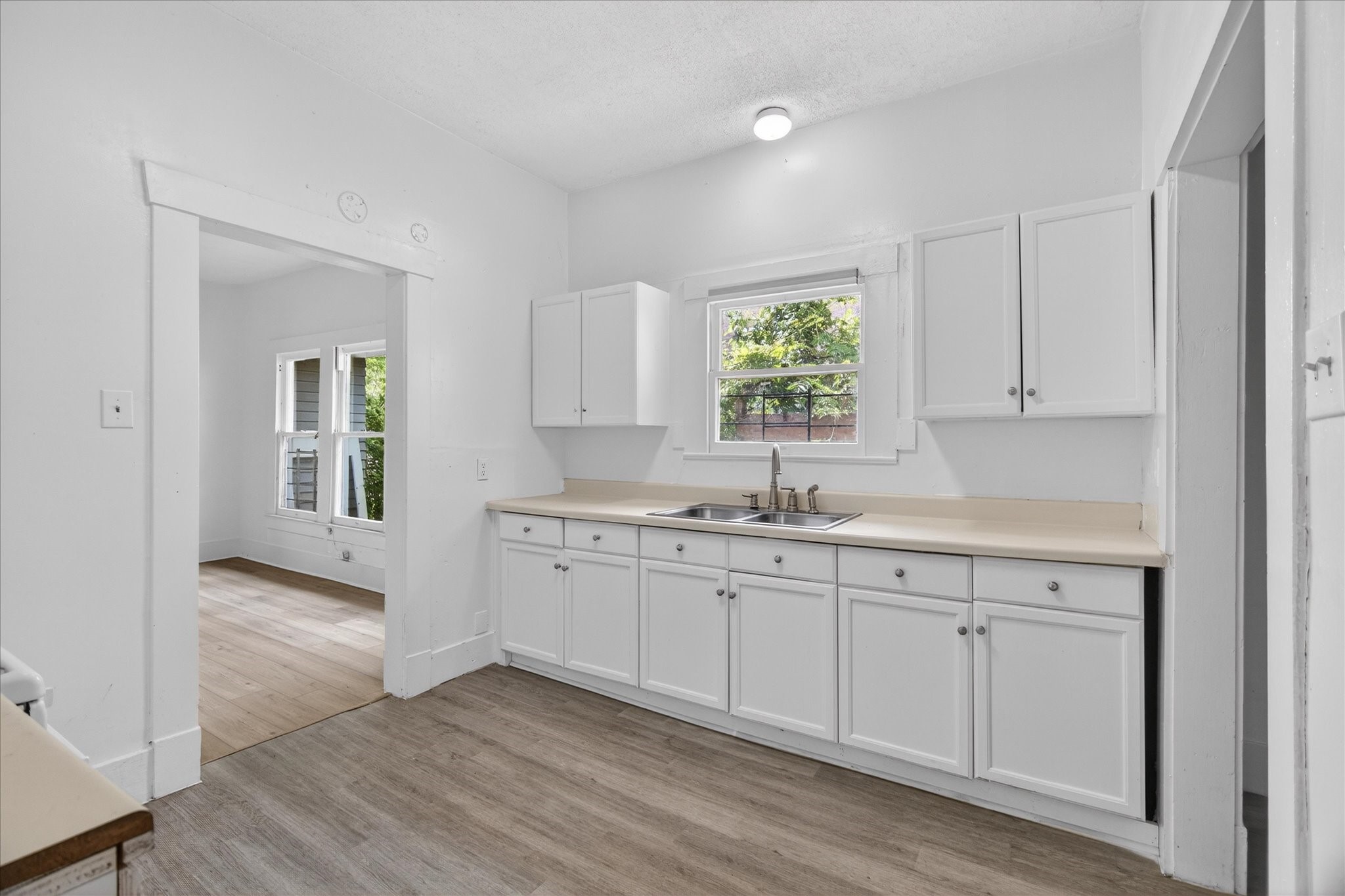 1607 Holman Street Houston, TX 77004 - Photo 9 of 24 Open kitchen with breakfast nook