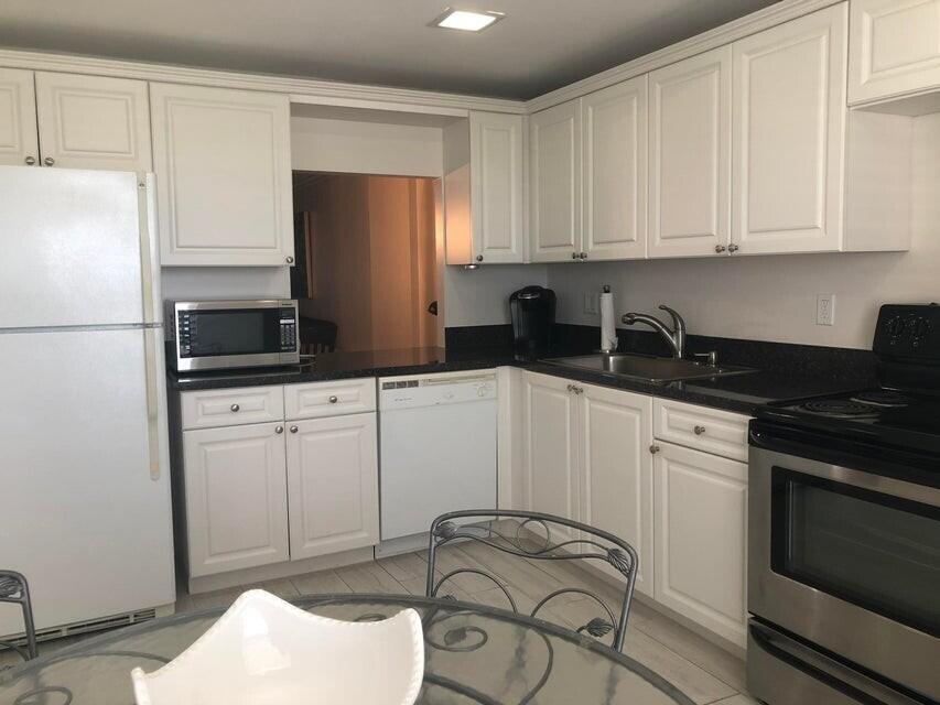 1631 Riverview Road, Unit 606 Deerfield Beach, FL 33441 - Photo 12 of 38 Large Kitchen w/ Eat In Area