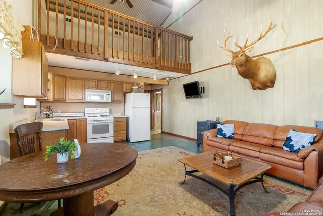 $1,717,223 | 647 Funf Kinder Road, Fredericksburg, TX 78624