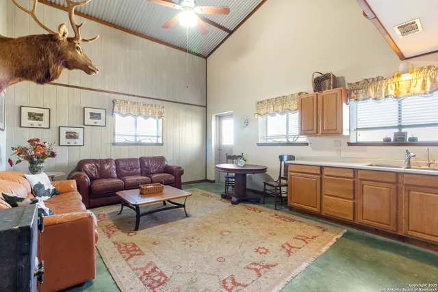 $1,717,223 | 647 Funf Kinder Road, Fredericksburg, TX 78624