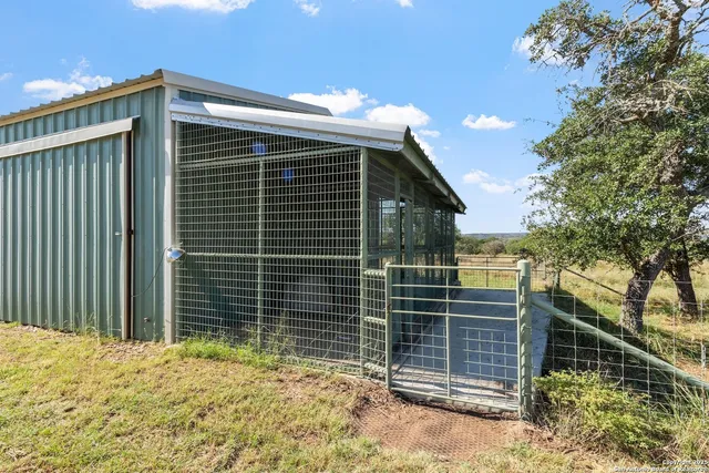 $1,717,223 | 647 Funf Kinder Road, Fredericksburg, TX 78624