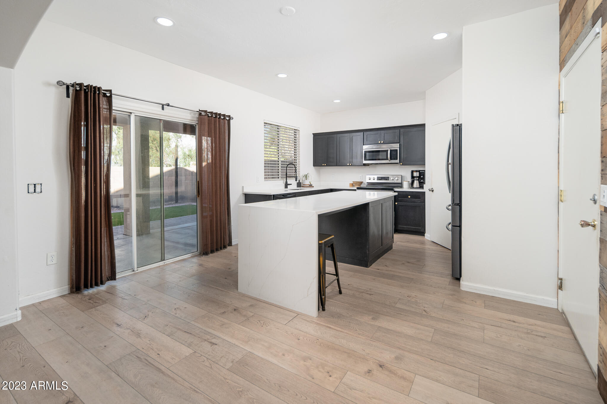 4106 West Carter Road Phoenix, AZ 85041 - Photo 6 of 25 07_Dining_01