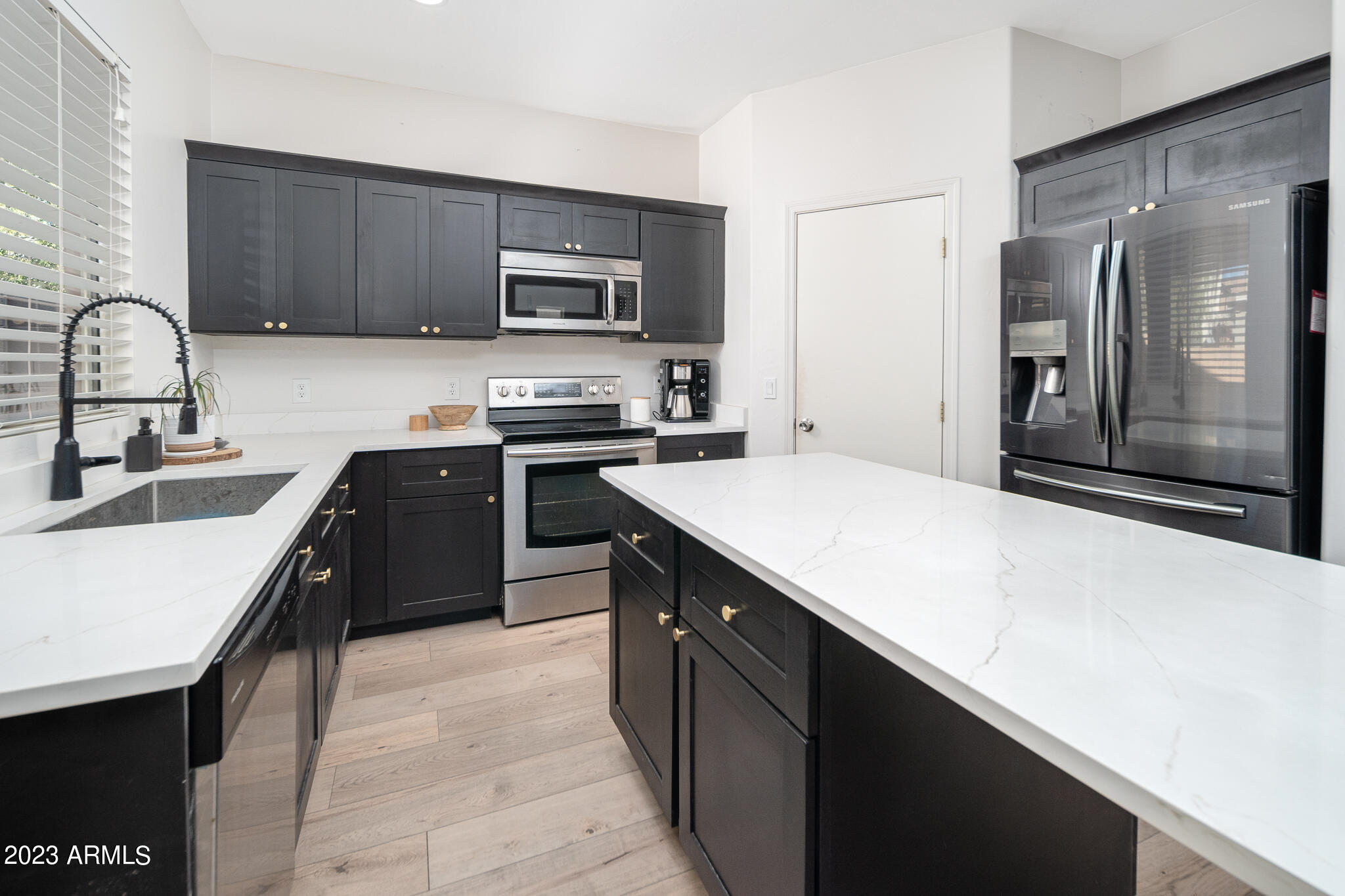 4106 West Carter Road Phoenix, AZ 85041 - Photo 8 of 25 Kitchen