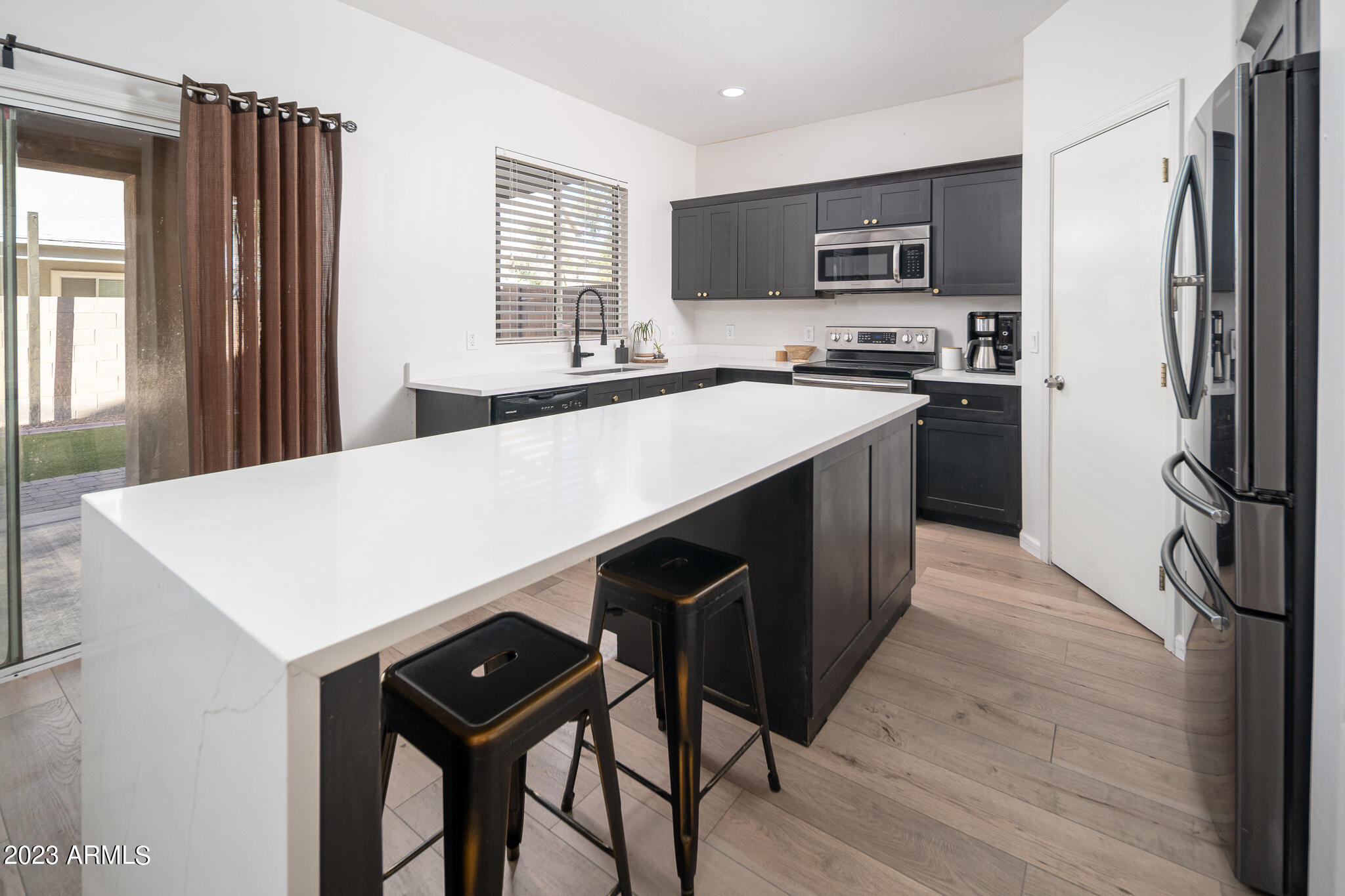 4106 West Carter Road Phoenix, AZ 85041 - Photo 9 of 25 Kitchen