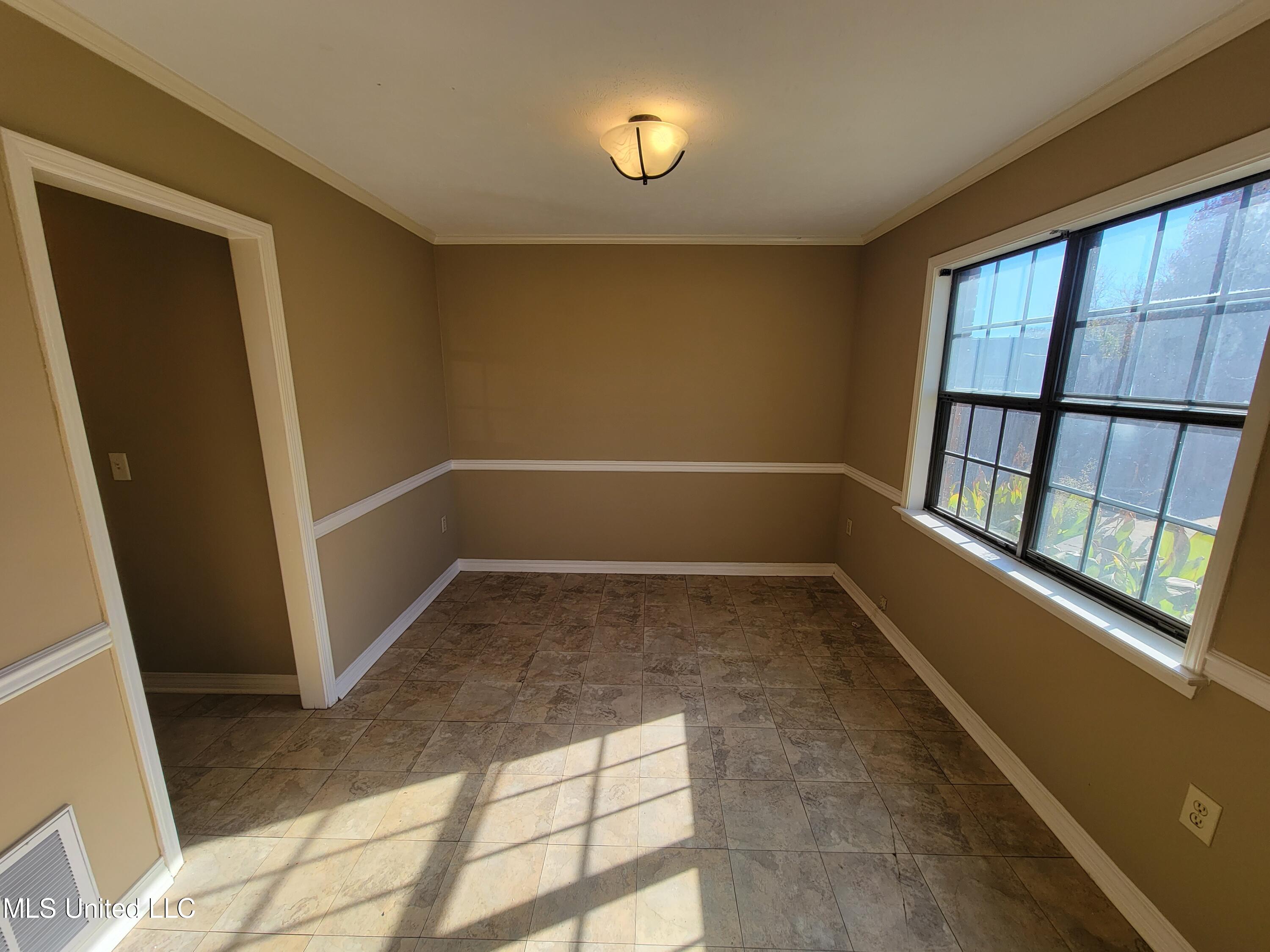 704 Wicklow Place, Unit B Ridgeland, MS 39157 - Photo 11 of 17 20231211_102257
