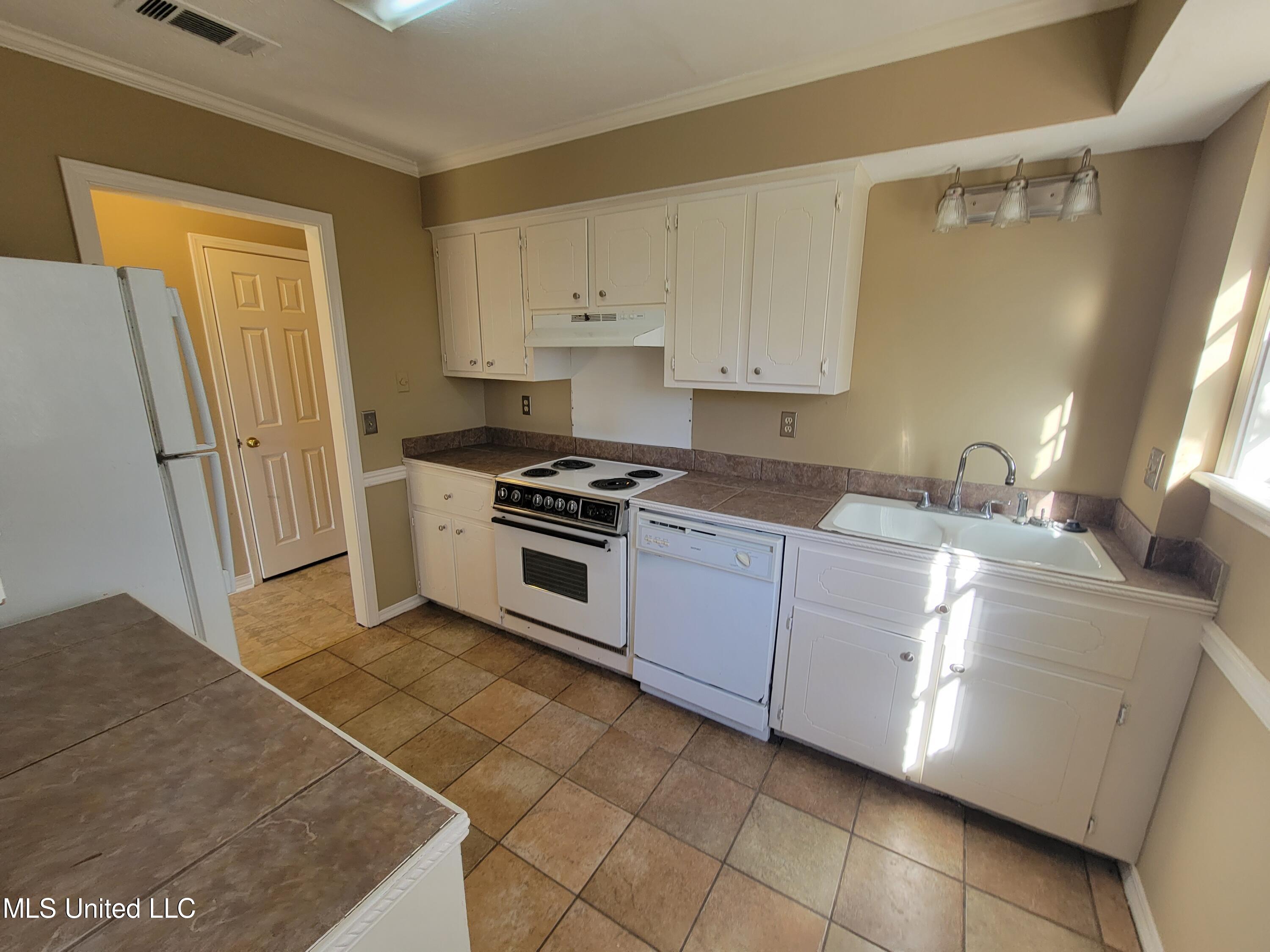 704 Wicklow Place, Unit B Ridgeland, MS 39157 - Photo 9 of 17 20231211_102335