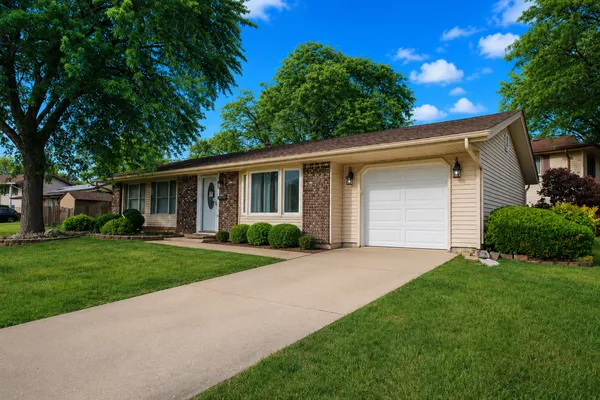 $400,000 | 817 Stamford Court, Schaumburg, IL 60193