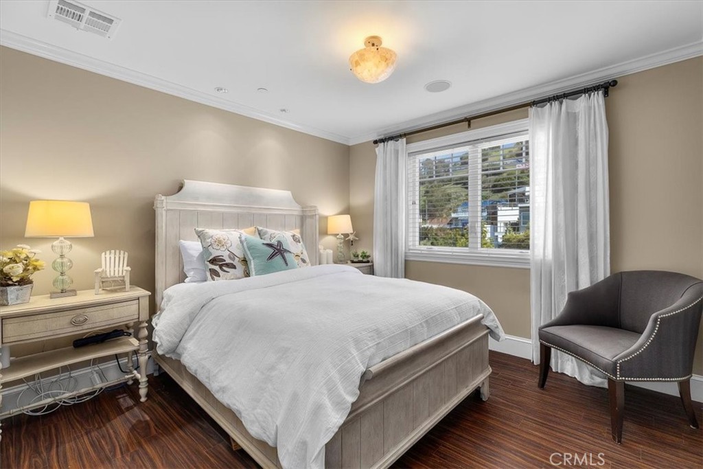 133 Upper Terrace Road Avalon, CA 90704 - Photo 30 of 72 a bedroom with a bed and a chair