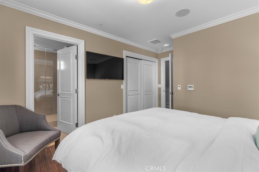 133 Upper Terrace Road Avalon, CA 90704 - Photo 31 of 72 a bedroom with a bed and a couch