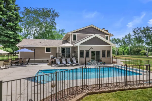 $800,000 | W318N377 Whitetail Run, Delafield, WI 53018