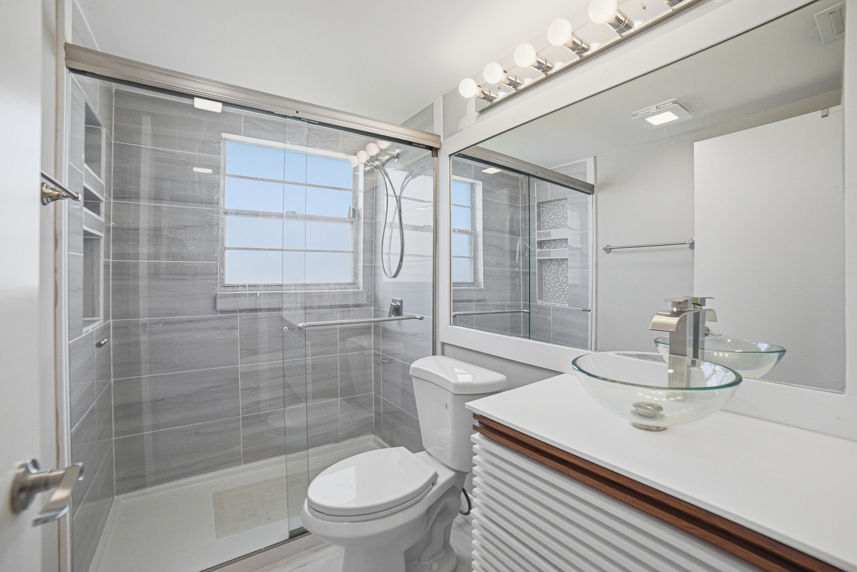 32 Fanshaw A, Unit 32 Boca Raton, FL 33434 - Photo 4 of 42 Bathroom