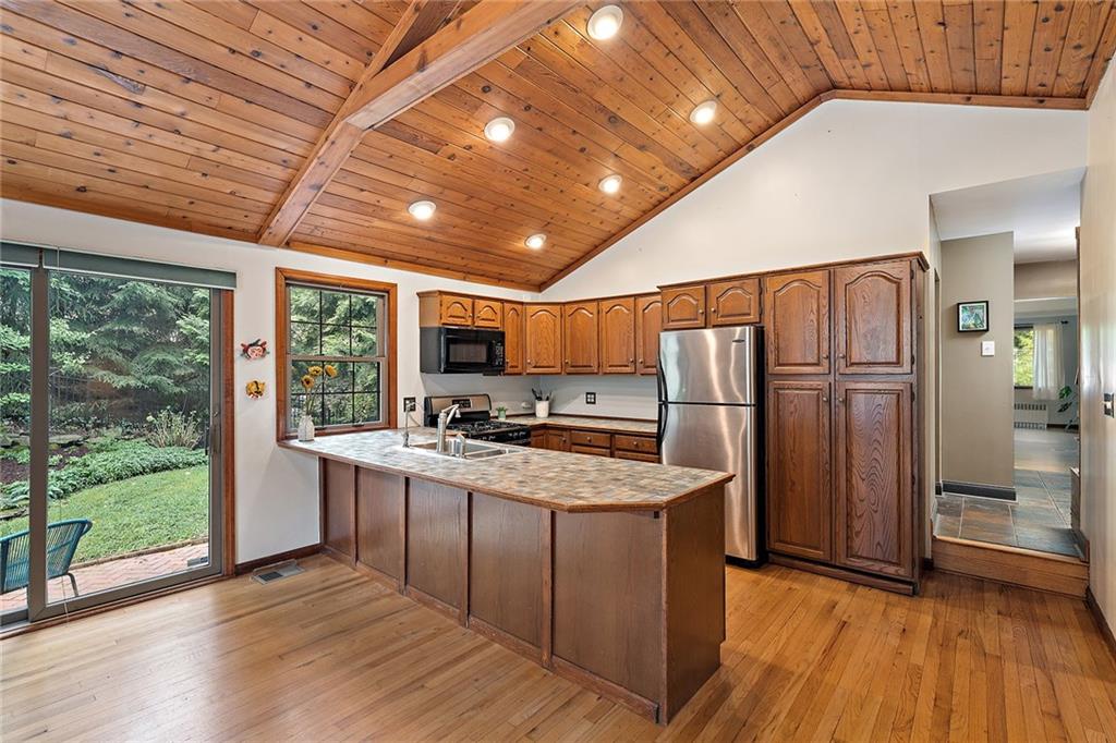 610 Woodside Road Pittsburgh, PA 15221 - Photo 8 of 25 Gallery Image 8