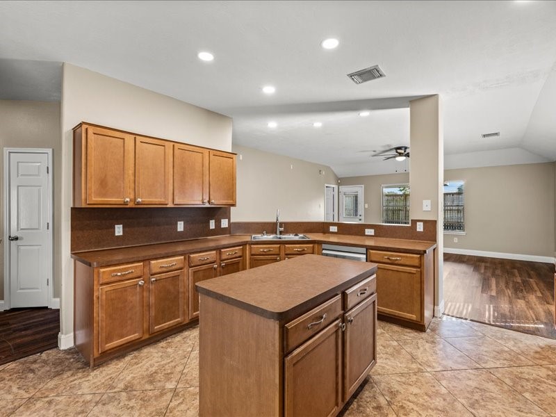 167 Rustic Colony Lane Dickinson, TX 77539 - Photo 10 of 32 Gallery Image 10