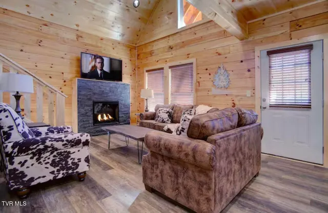 $975,000 | 817 String Run Way, Crab Orchard, TN 37723