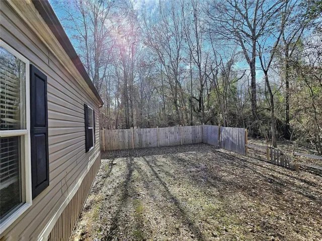 a view of a backyard